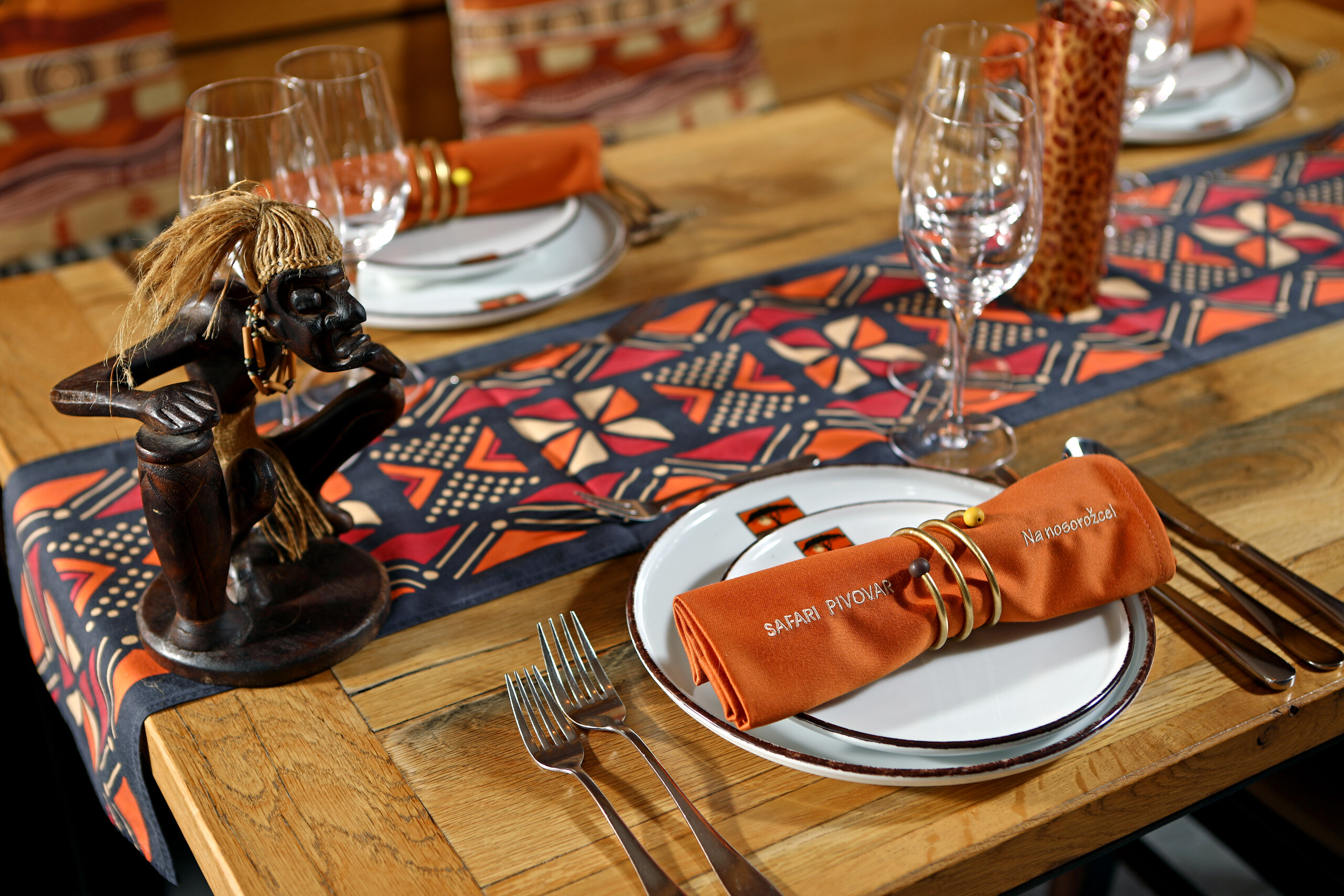 Africky prostřený stůl v Restaurantu Safari pivovar